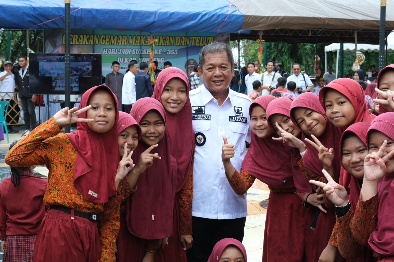 MAKAN IKAN -- Bupati Soppeng HA Kaswadi Razak foto bersama murid SD di Soppeng disela-sela gelaran Gerakan Gemar Makan Ikan dan Telur di Taman Kalong Watansoppeng, Rabu (9/10). 
