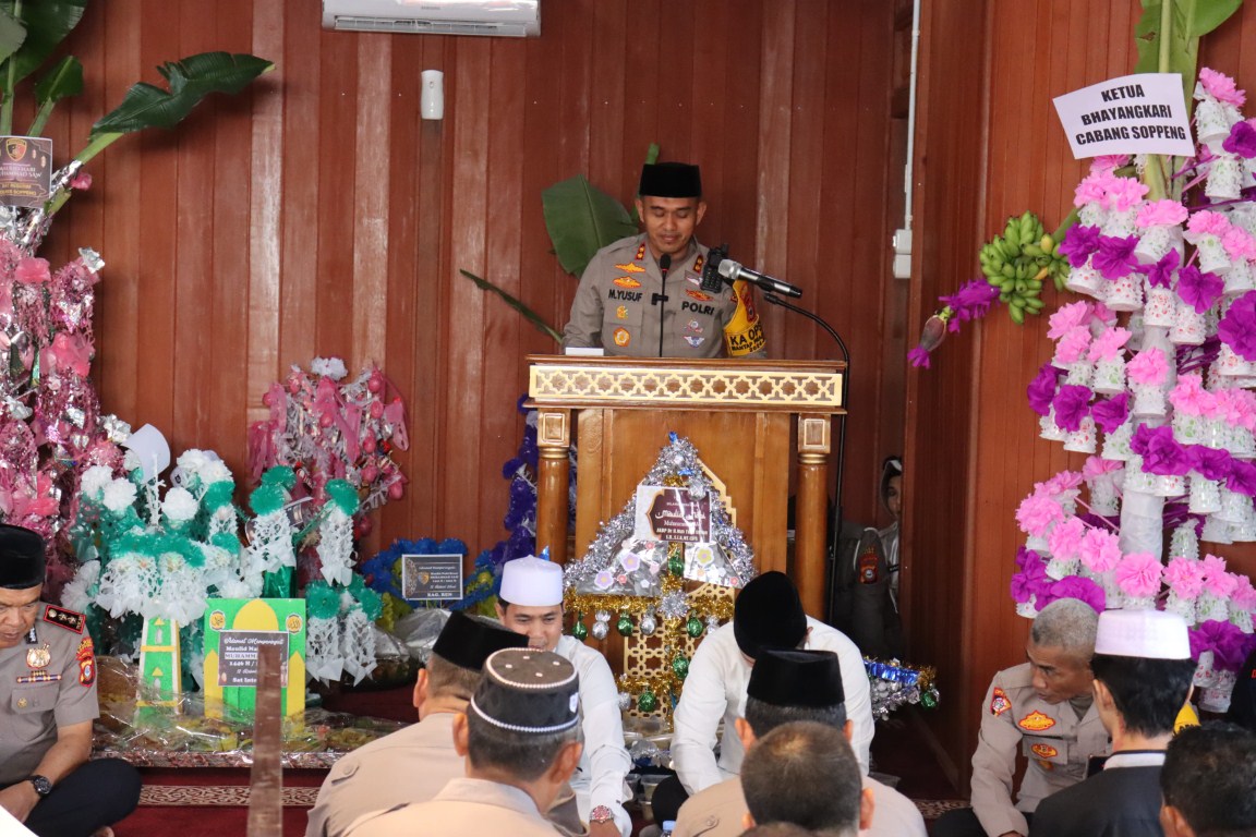 MAULID -- Polres Soppeng menggelar peringatan Maulid Nabi Besar Muhammad SAW 1446 H/ 2024 M di Masjid Al Aqso 2003 Polres Soppeng Kabupaten Soppeng, Selasa (1/10)
