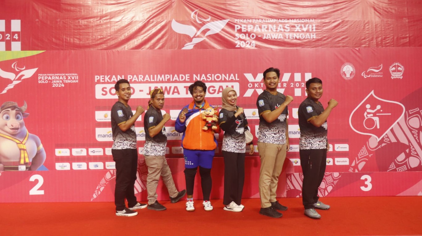 MEDALI -- Atlet NP) asal Soppeng Andi Muh Farid Alfian foot bersama usai meraih medali perunggu di nomor tunggal nasional Peparnas ke-XVII 2024 di Solo, Jawa Tengah yang digelar 6-13 Oktober 2024.
