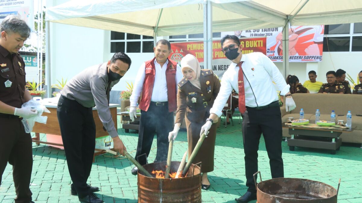 PEMUSNAHAN -- Kasatres Narkoba Polres Soppeng Iptu Ichsan menghadiri pelaksanaan kegiatan pemusnahan barang bukti narkotika jenis sabu di Kantor Kejari Soppeng, Senin (28/10). 