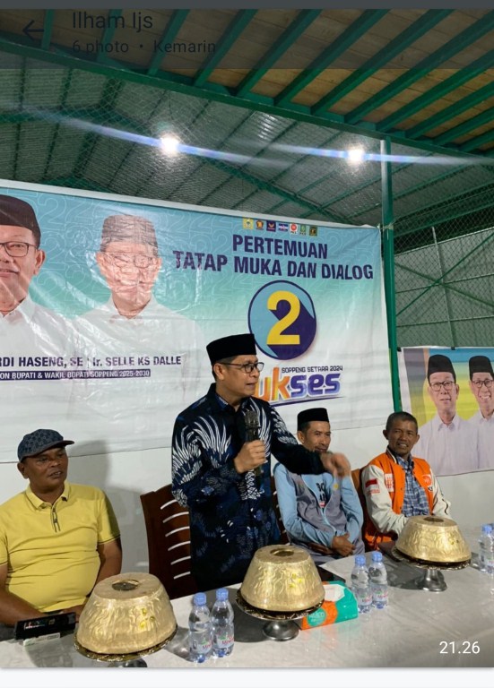 PAKAI BATIK -- Paslon bupati dan Wabup Soppeng, H Suwardi Haseng - Selle KS Dalle (Sukses) tampil beda ketika menggelar kampanye tatap muka dan dialogis, Rabu (2/10)
