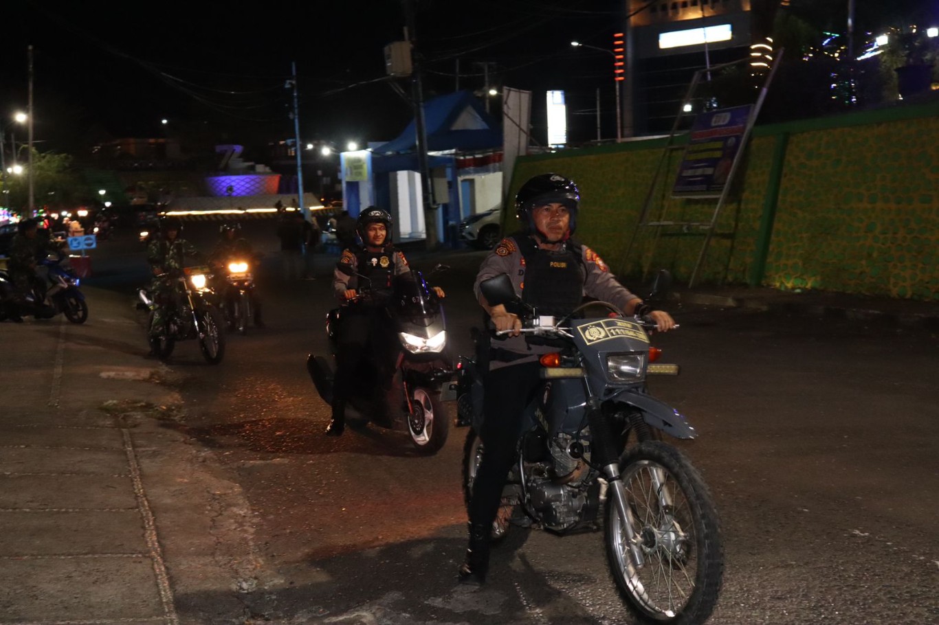 PATROLI -- Kabag Ops Kompol Abdul Rahman memimpin patroli sinergitas Colling System untuk menciptakan Kamtibmas yang kondusif menjelang Pilkada 2024 di Pos 700 Satlantas Polres Soppeng, Senin (14/10).  
