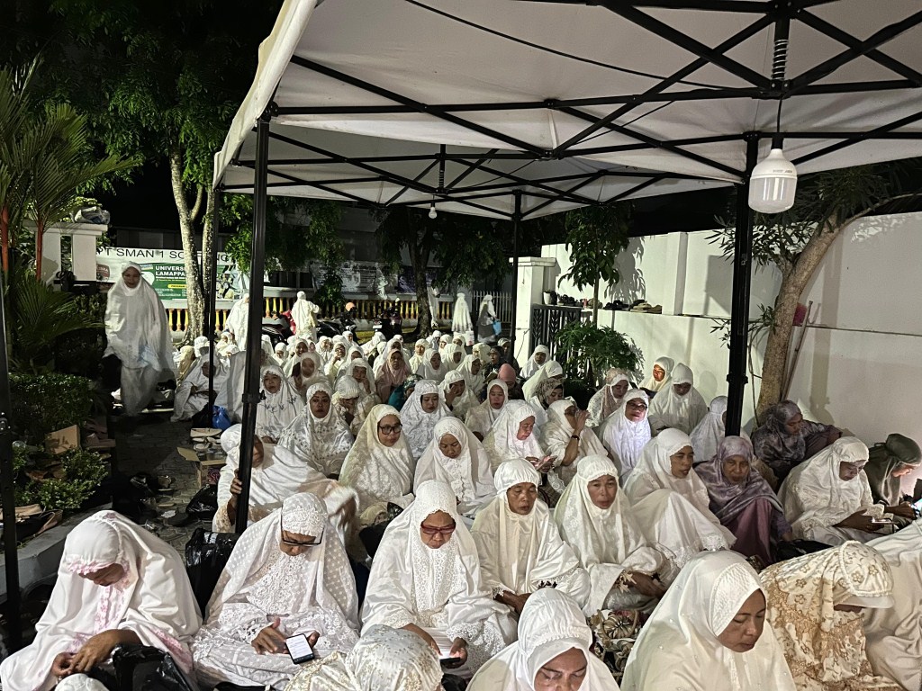 PENGAJIAN -- Calon Wakil Bupati Soppeng, Andi Adawiah menggelar pengajian rutin yang dilaksanakan dikediamannya Jalan Kstaria Kabupaten Soppeng dan dipadati jamaah dari berbagai wilayah, Kamis (17/10) malam.