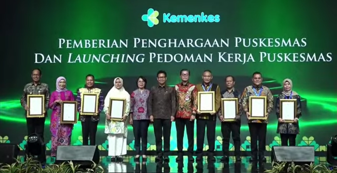 PENGHARGAAN -- Kabupaten Soppeng meraih penghargaan dari Kemenkes RI sebagai kabupaten/kota dengan komitmen pelayanan kesehatan primer terbaik dalam acara Pemberian Penghargaan Puskesmas dan Launching Pedoman Kerja Puskesmas di Hotel Grand Sahid Jaya Jakarta, Kamis (17/10).
