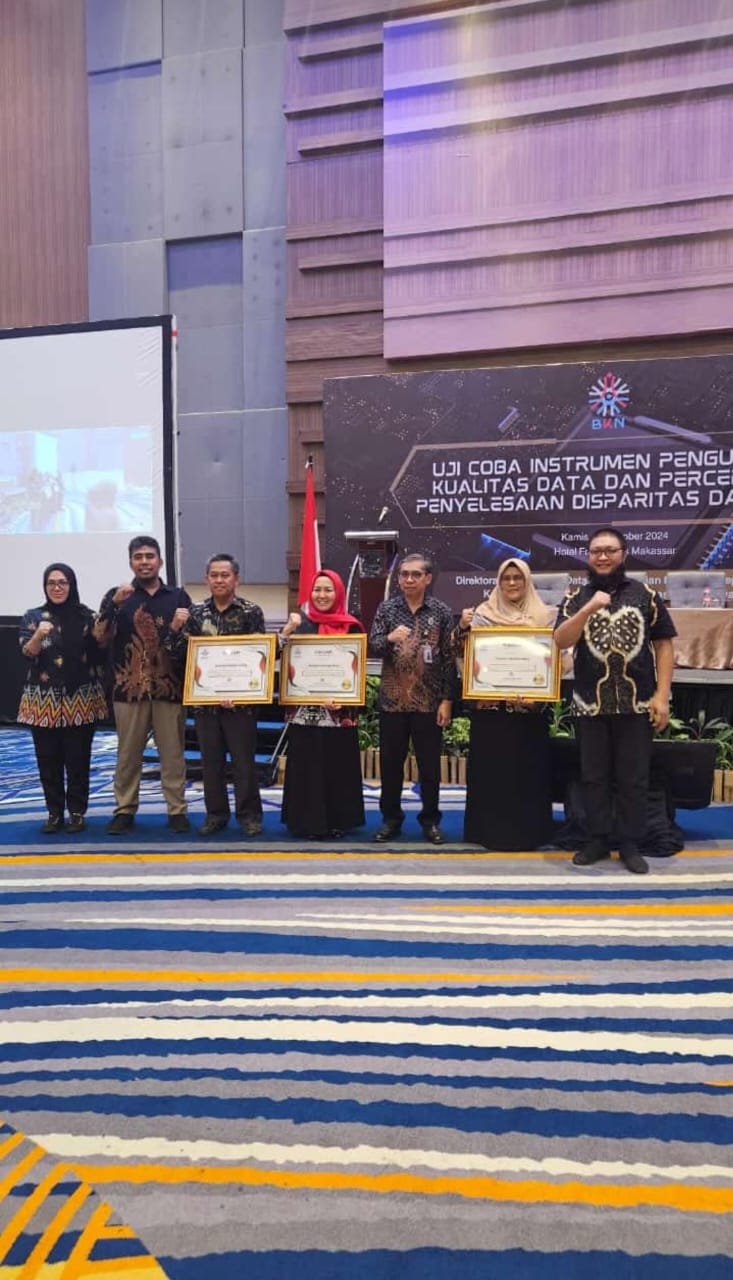 PENGHARGAAN -- Kepala Kantor Regional IV BKN Makassar, Andi Anto menyerahkan piagam penghargaan kepada Pemkab Soppeng diwakili Kepala BKPSDM Kabupaten Soppeng Hj Andi Maria Razak, Kamis (10/10). 
