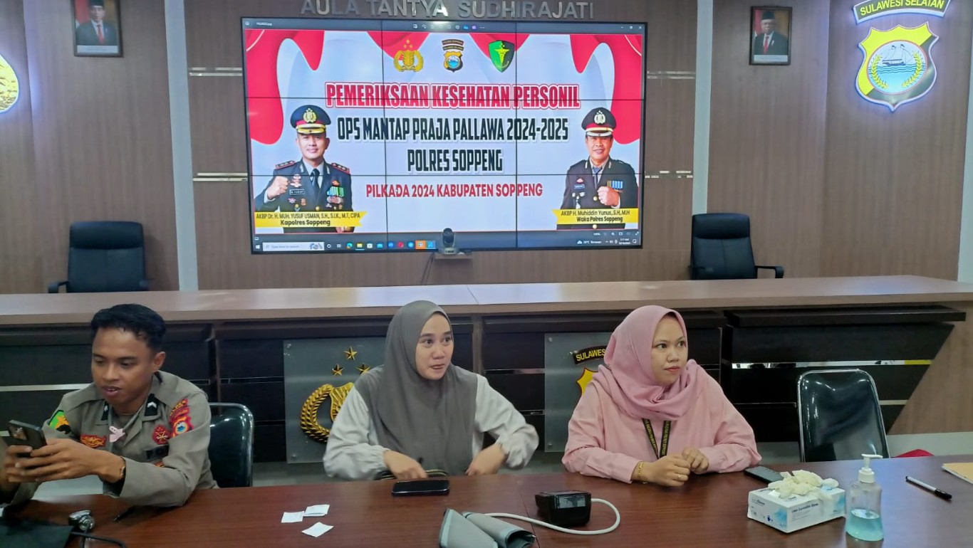 PERIKSA -- Sie Dokkes Polres Soppeng menggelar Rikkes bagi personel Polres maupun polsek jajaran yang terlibat dalam Operasi Mantap Praja Pallawa 2024-2025 di Aula tantya Sudihirajati Polres Soppeng, Rabu (16/10). 
