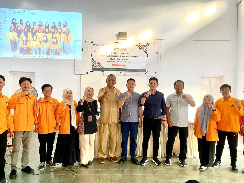 SOSIALISASI -- Satuan Reserse Narkoba Polres Soppeng melaksanakan sosialisasi anti narkoba dengan tema Penyuluhan Penyalahgunaan Narkoba bagi Pelajar bekerjasama mahasiswa KKN-PPL Terpadu UNM di SMAN 1 Watansoppeng, Selasa (22/10).