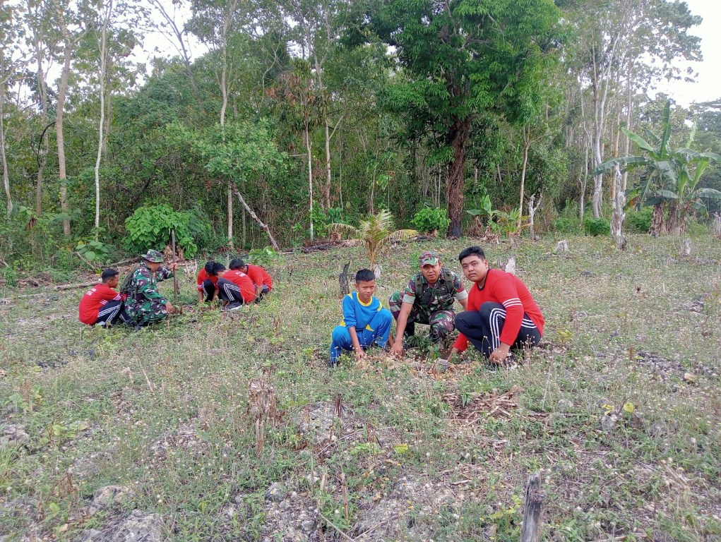 TANAM POHON -- Koramil 03/Lilirilau Kodim 1423/Soppeng bersama murid SDN 131 Saleng melaksanakan kegiatan penanaman bibit pohon jati dan jabon di Dusun Saleng Desa Abbanuange Kecamatan Lilirilau Kabupaten Soppeng, Rabu (16/10). 
