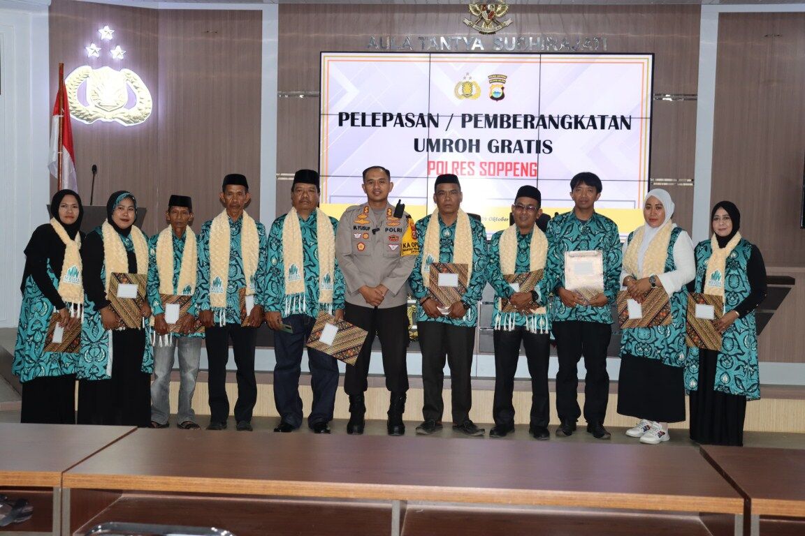 LEPAS -- Kapolres Soppeng AKBP H Muhammad Yusuf Usman melepas pemberangkatan umroh gratis dari Kapolda Sulsel Irjen Pol Andi Rian R Djajadi di Aula Tantya Sudhirajati Mapolres Soppeng, Rabu (24/10).
