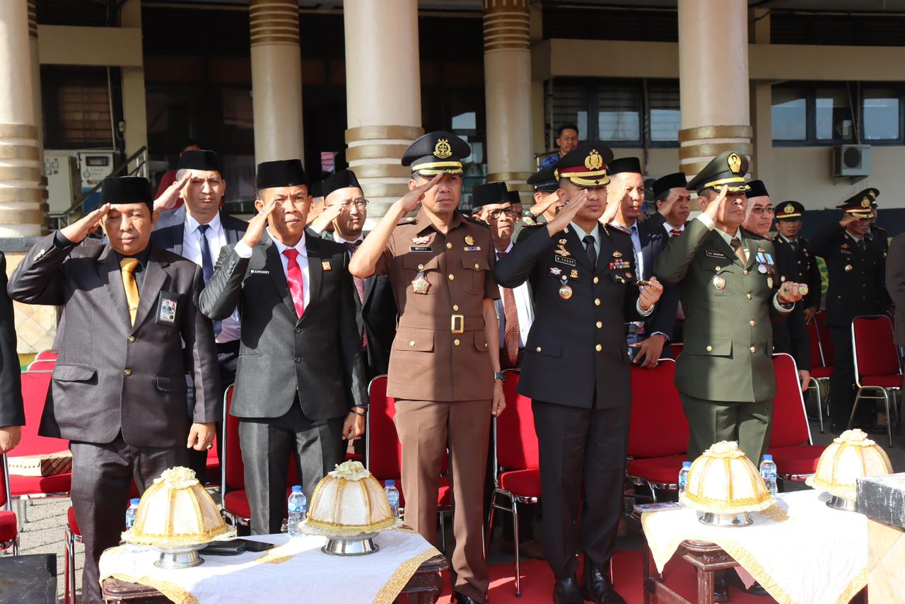 UPACARA -- Kapolres Soppeng AKBP H Muhammad Yusuf Usman bersama PJU menghadiri upacara peringatan Hari Kesaktian Pancasila tahun 2024 di Halaman Kantor Bupati Soppeng, Selasa (1/10).