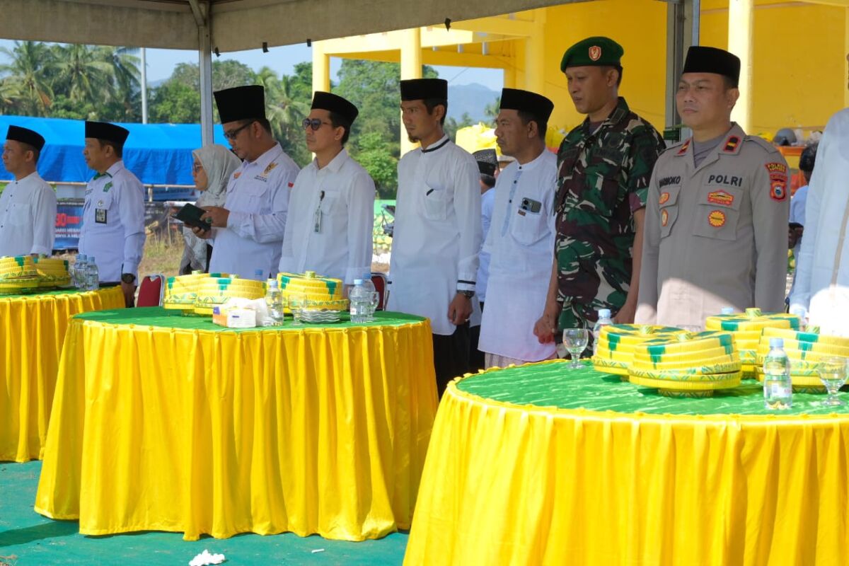 HARI SANTRI -- Wabup Soppeng H Lutfi Halide menjadi inspektur upacara (Irup) Hari Santri Nasional Tingkat Kabupaten Soppeng di Lapangan Sepakbola Andi Palloge Kecamatan Ganra Kabupaten Soppeng, Selasa (22/10). 