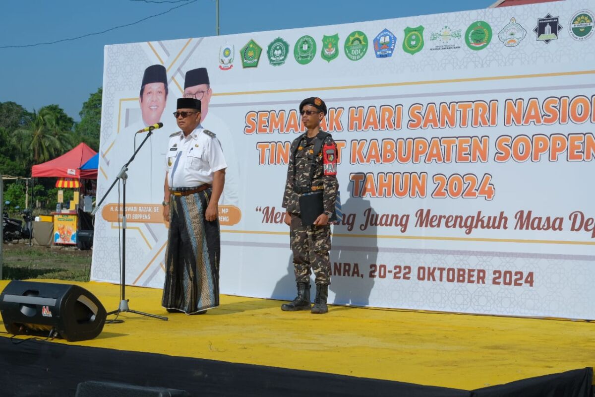 HARI SANTRI -- Kapolsek Ganra Ipda Harmoko hadir mewakili Kapolres Soppeng pada upacara peringatan Hari Santri Nasional tahun 2024 tingkat Kabupaten Soppeng di Lapangan Andi Palloge Desa Ganra, Kecamatan Ganra, Sabtu (22/10).
