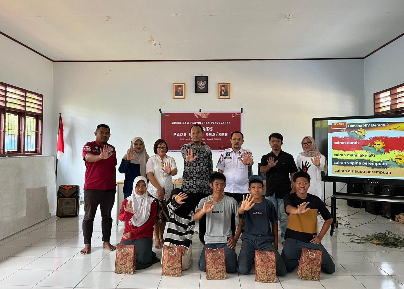 SOSIALISASI -- Komisi Penanggulangan AIDS (KPA) Kabupaten Luwu Timur melakukan sosialisasi pencegahan HIV/AIDS dikalangan siswa SMA/SMK yang dilaksanakan di tiga sekolah baru-baru ini. 
