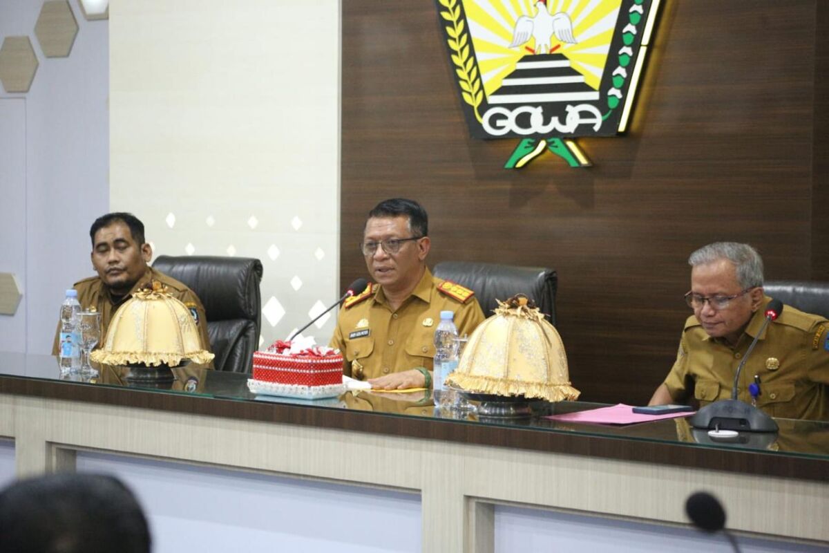IST
SOSIALISASI -- Sekkab Gowa, Andy Azis didampingi Kadiskominfo-SP Gowa, Arifuddin Saeni saat membuka sosialisasi keamanan siber. 
