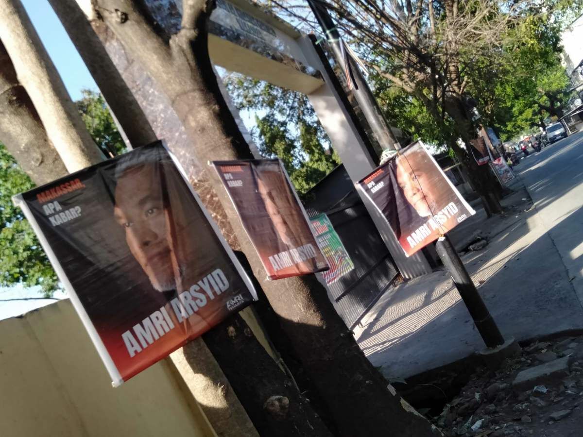 int
SOROTI--DLH Kota Makassar kembali menyoroti maraknya pemasangan APK di pohon-pohon dengan cara dipaku.DLH akan berkordinasi dengan Bawaslu guna melakukan penertiban.Tampak APK milik salah satu calon wali kota Makassar.
