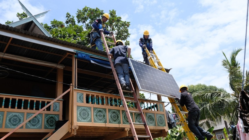 SUPERSUN -- Petugas PLN saat memasang unit mikro pembangkit listrik tenaga surya (PLTS) dan energy storage program Sorong Ultimate for Electrifying Surya untuk Negeri (SuperSUN) di Pulau Laiya, Kabupaten Pangkep.