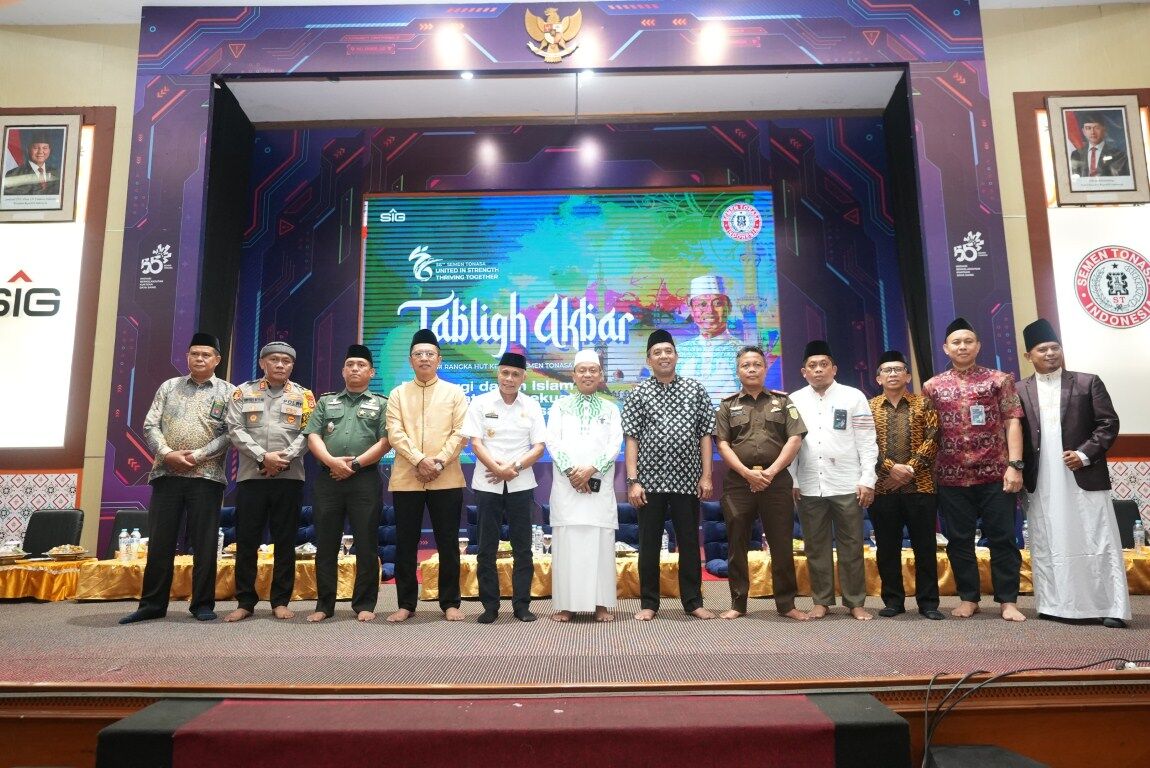 TABLIGH AKBAR -- Direktur Utama PT Semen Tonasa, Asruddin (enam dari kanan) bersama jajaran manajemen, ustadz Das'ad Latif, dan Forkopimda Kabupaten Pangkep pada acara Tabligh Akbar dan Zikir Bersama dalam rangka menyambut HUT ke-56 PT Semen Tonasa.
