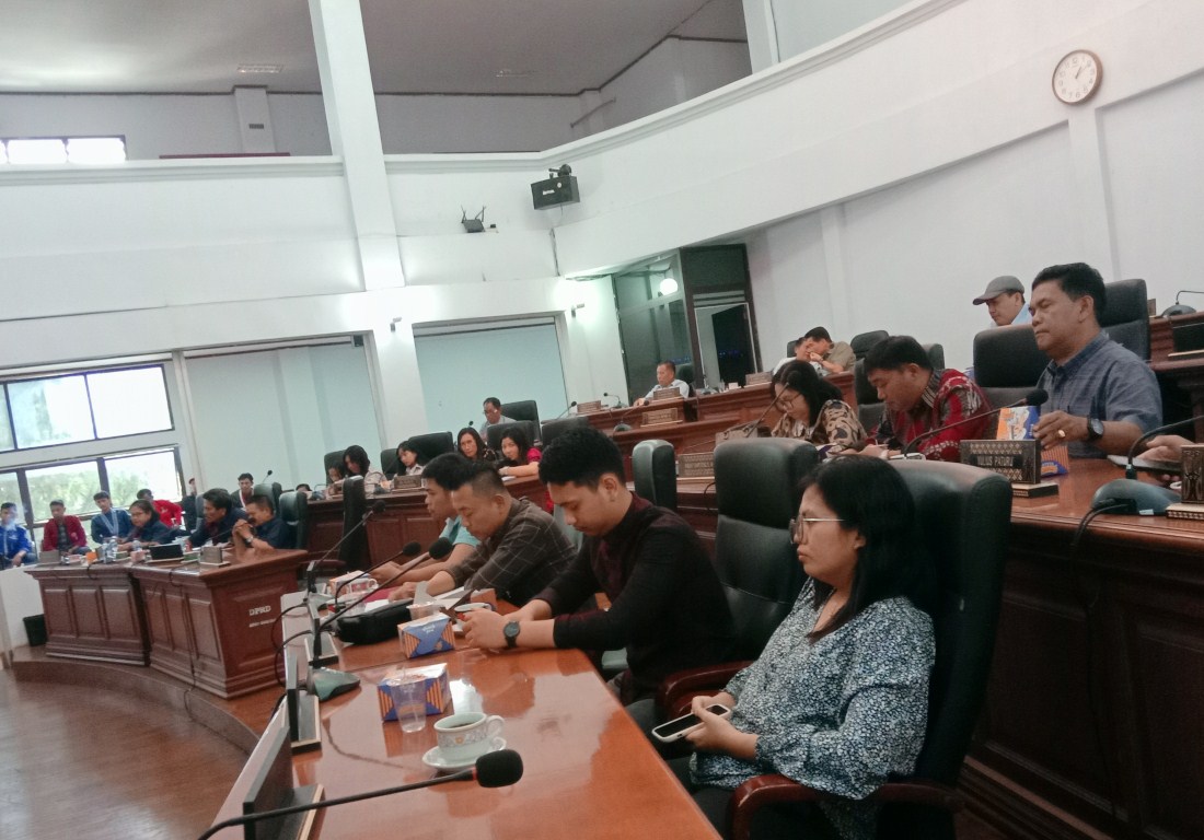 RAPAT -- Massa aksi dari kelompok aliansi Cipayung (GMKI, GMNI, PMKRI) menghadiri undangan DPRD Tana Toraja dalam rangka RDP terkait kasus pelecehan anak dibawa umur di Gedung DPRD Tator, Kamis (3/10).
