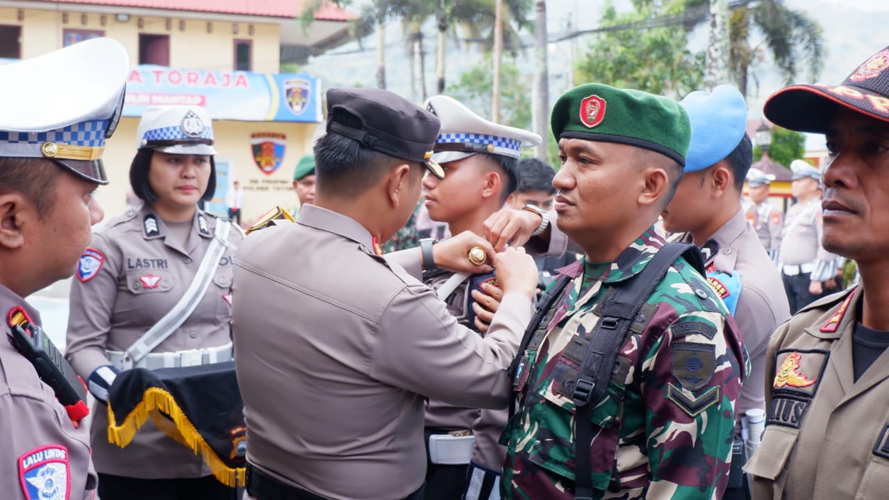 APEL PASUKAN -- Kapolres Tana Toraja AKBP Malpa Malacoppo memimpin apel gelar pasukan Operasi Zebra Candi 2024 di halaman apel Mapolres Tana Toraja, Senin (14/10).  
