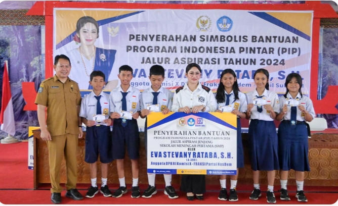 BEASISWA -- Anggota Komisi X DPR RI Komisi X Eva Stevani Rataba saat menyalurkan beasiswa PIP jalur mandiri di Gedung Tammuan Mali Makale, Selasa (8/10).
