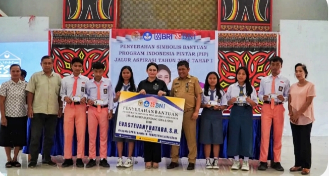 SERAHKAN BEASISWA -- Anggota DPR RI Komisi X Eva Stevani Rataba dan Pjs Bupati Torut Amson Padolo foto bersama para penerima beasiswa usai menyerahkan beasiswa PIP di Gedung Vande Lostrect Rantepao, Senin (14/10). 