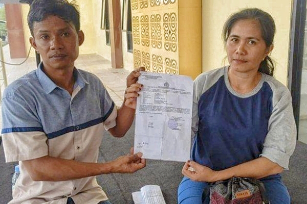 DESAK POLRES -- Orang tua korban pelecehan anak dibawa umur meminta keadilan dan mendesak Polres Torut serius menangani kasus yang menimpa putrinya.
