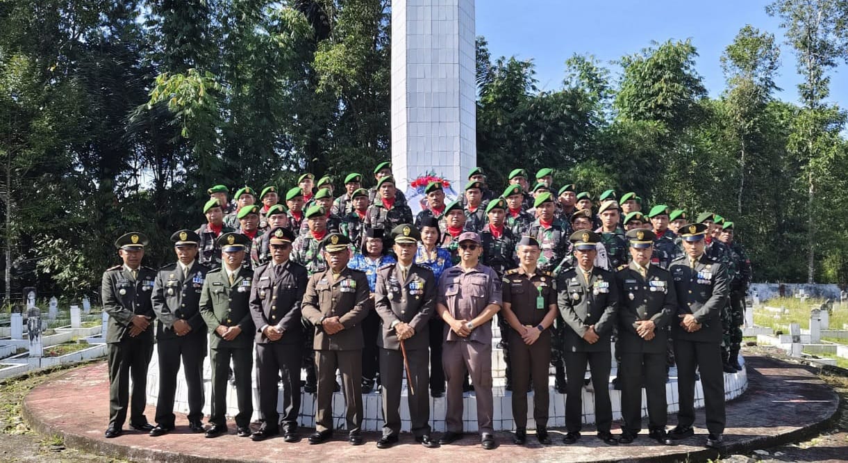 ZIARAH -- Dandim 1414 Tator melakukan ziarah ke TMP Buntu Lepong Toraja Utara dalam rangka memperingati HUT ke-79 Tentara Nasional Indonesia (TNI), Jumat (4/10)
