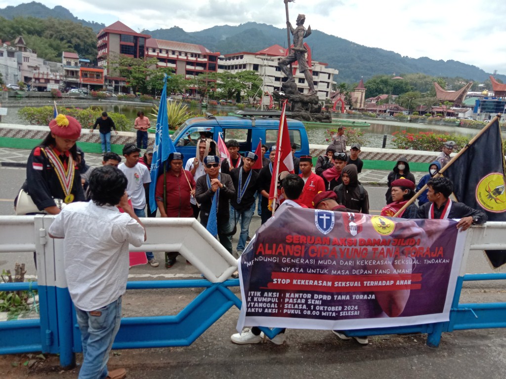 DEMO -- Aliansi Cipayung menggelar demo di DPRD Tana Toraja menyoroti kasus pelecehan anak dibawa umur di salah satu SD di Kota Makale.
