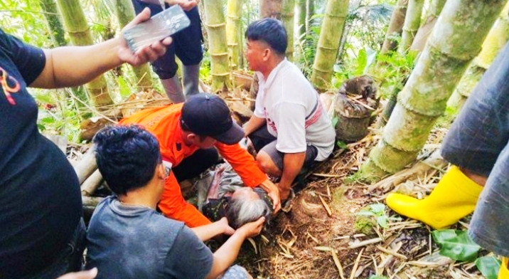 DITEMUKAN -- Seorang wanita Lansia Nek Epi ditemukan dalam kondisi lemas ditengah hutan dibawa pohon bambu dan dinyatakan hilang sejak tiga hari yang lalu.

