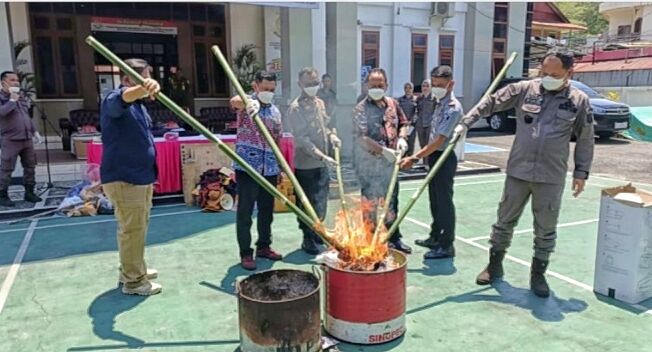 MUSNAHKAN -- Kejari Tana Toraja bersama cabang Kejari Toraja Utara memusnahkan barang bukti perkara tahun 2022 hingga tahun 2024 di halaman Kejari Makale, Kamis (24/10). 
