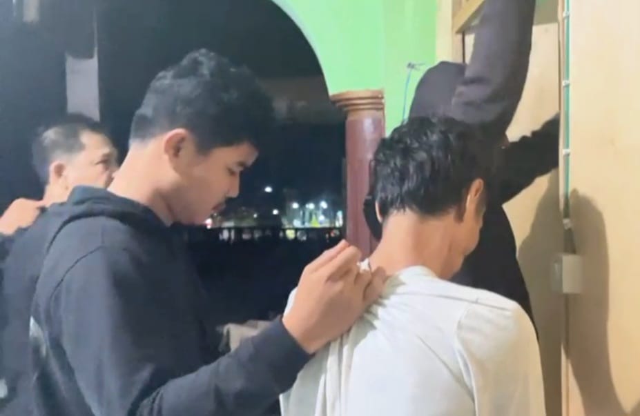 NARKOBA -- Dua orang pria Ksn (37) dan Nbt (48) berhasil ditangkap tim Satres Narkoba Polres Toraja Utara dalam kasus tindak pidana penyalahgunaan narkotika di Rantepao, Kamis (10/10) malam.
