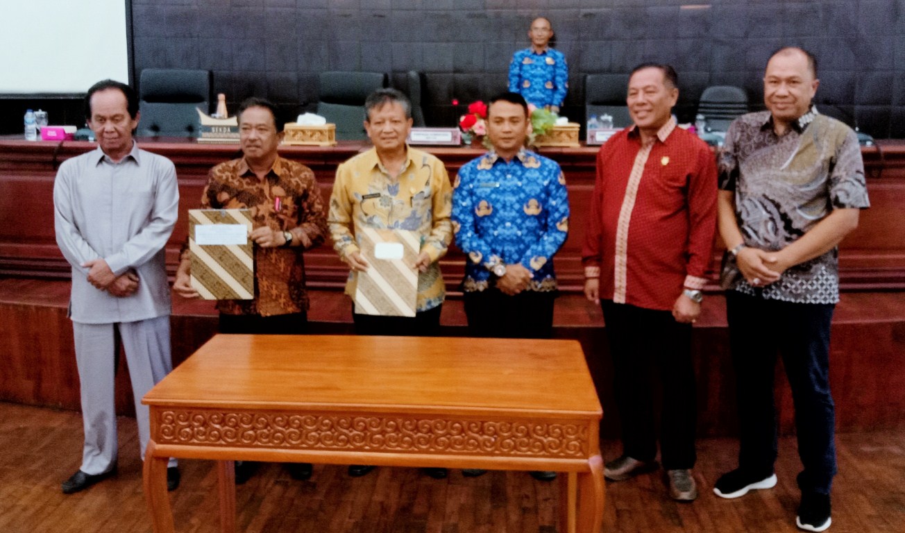 PARIPURNA -- Ketua sementara DPRD Tator Frans Sandakila didampingi Wakil Ketua sementara Marthen Tarukbua usai memimpin rapat paripurna di Gedung DPRD Tator,  Kamis (17/10).
