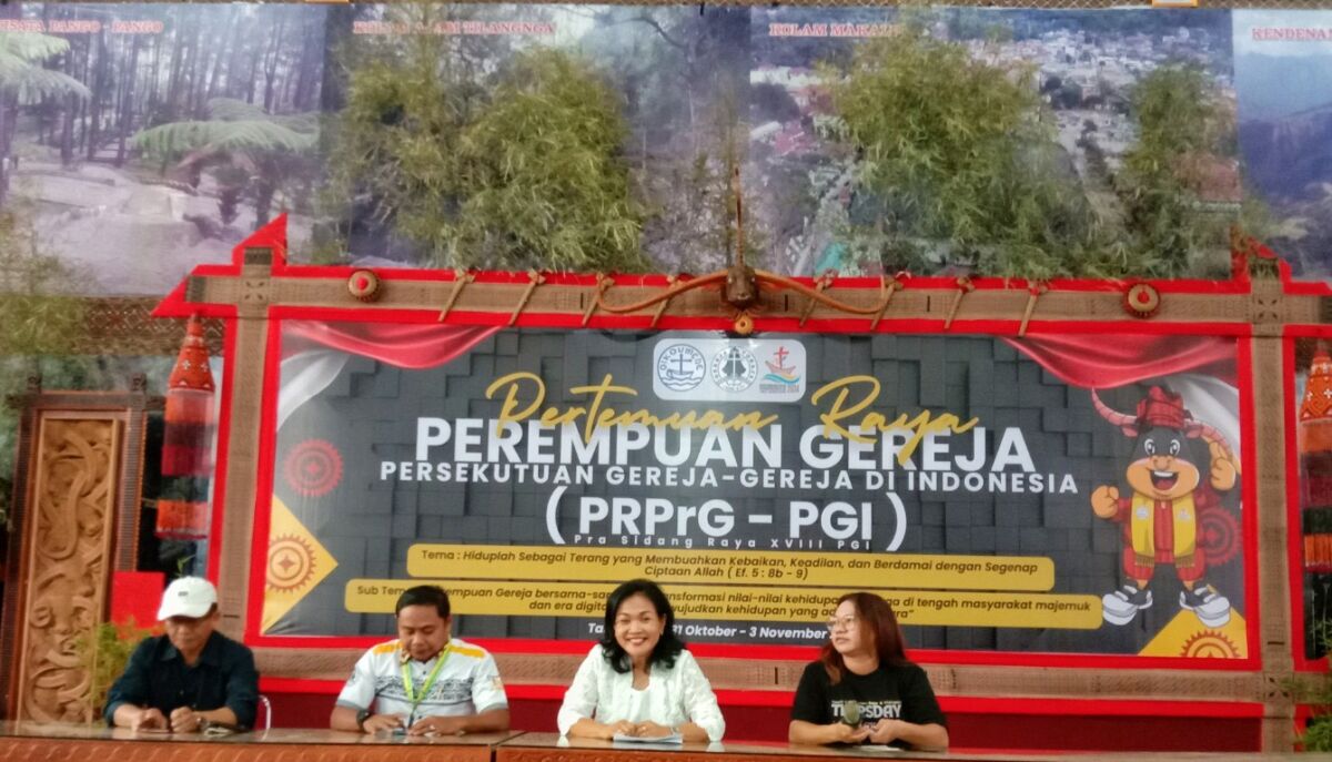 PERTEMUAN -- Kabupaten Tana Toraja selaku tuan rumah Pertemuan Raya Perempuan Gereja Persekutuan Gereja-Gereja se Indonesia (PRPrG-PGI) menetapkan Plaza Kolam Makale sebagai lokasi pertemuan yang dimulai, Kamis (31/10).