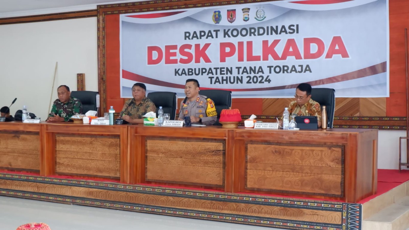 RAKOR -- Bupati Tana Toraja Theofilus Allorerung saat membuka Rakor Desk Pilkada di Aula Perpustakaan dan Kearsipan Makale, Senin (14/10).
