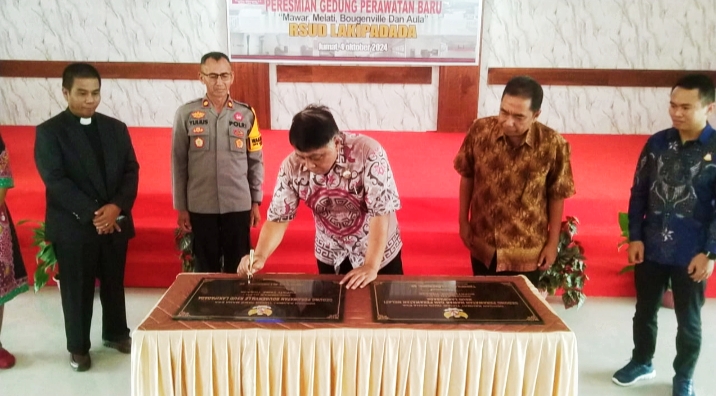 RESMIKAN -- Bupati Tana Toraja, Theofilus Allorerung meresmikan gedung baru perawatan RSUD Lakipadada, Jumat (4/10).  
