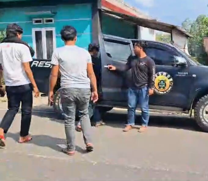 DISEL -- Aparat Polres Torut saat menggiring tersangka ke Mapolres usai diamankan di wilayah Lampan, Kecamatan Tallunglipu tanpa perlawanan
