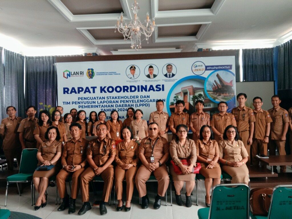 RAKOR -- Tim penyusun LPPD Tana Toraja 2024 menggelar Rakor di Ruang Pimpinan Setda Tana Toraja, Senin (28/10). Hadir Sekkab Tator Rudhy Andi Lolo
