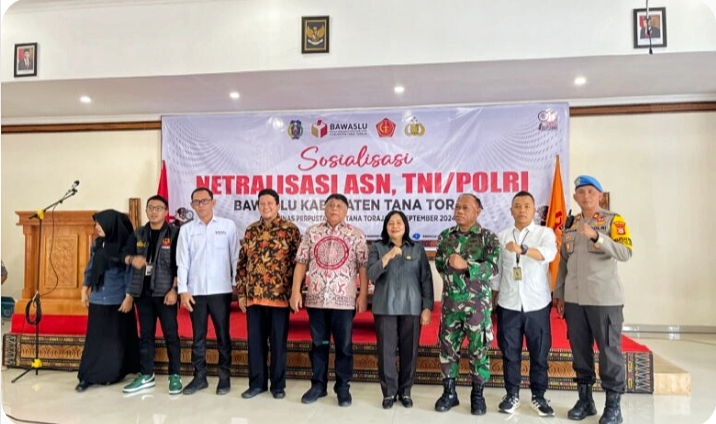 NETRALITAS -- Bupati Tana Toraja Theofilus Allorerung foto bersama usai membuka sosialisasi netralitas ASN, TNI -Polri di Pilkada tahun 2024 di Aula Dinas Perpustakaan dan Kearsipan Tana Toraja, Makale, Senin (30/9).
