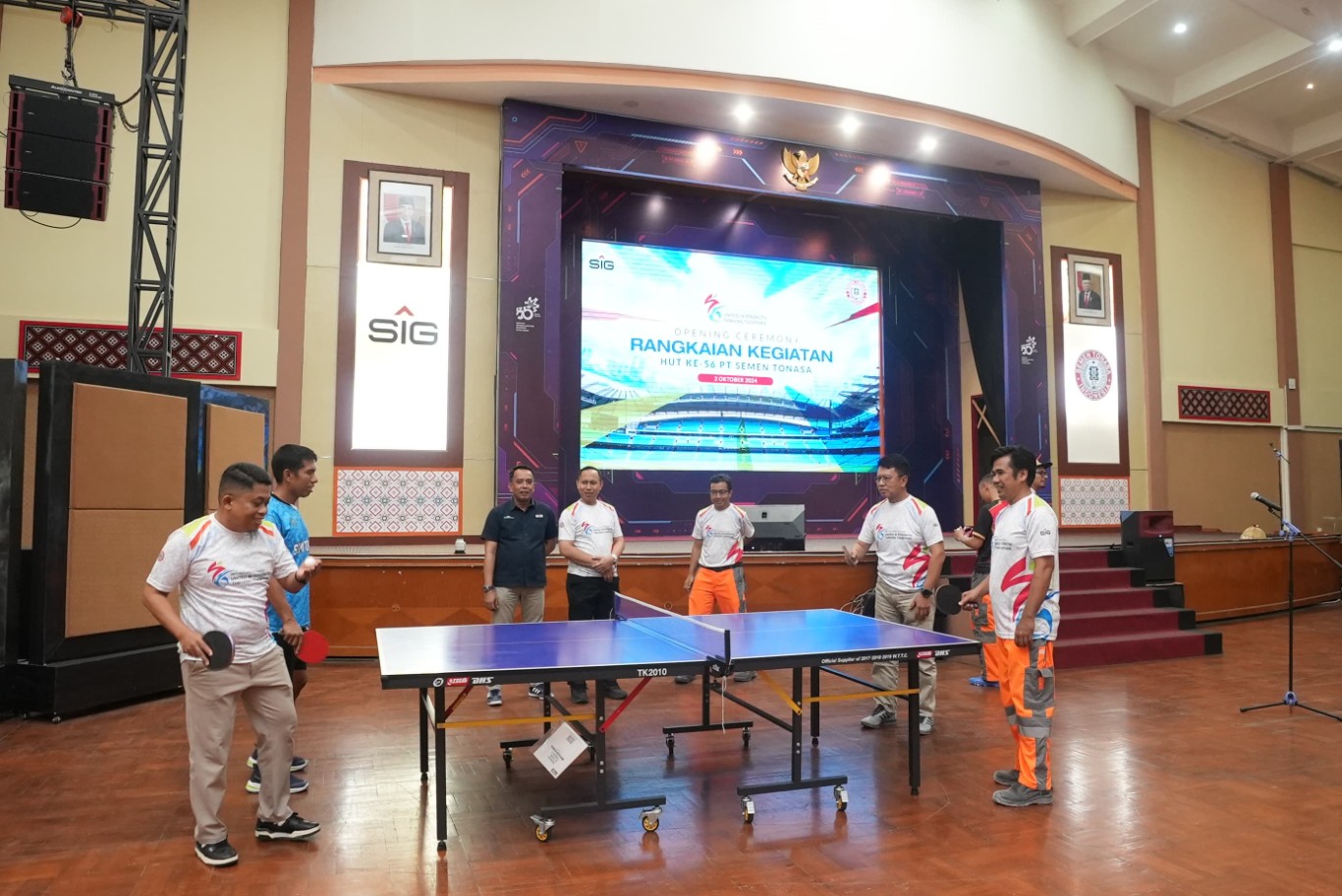 TENIS MEJA -- Direktur Utama PT Semen Tonasa, Asruddin (tengah) menyaksikan Direktur Keuangan, Anis melakukan pemukulan bola pertama pada cabang olahraga tenis meja kegiatan olahraga dan sosial dalam rangka memeriahkan HUT ke-56 PT Semen Tonasa.
