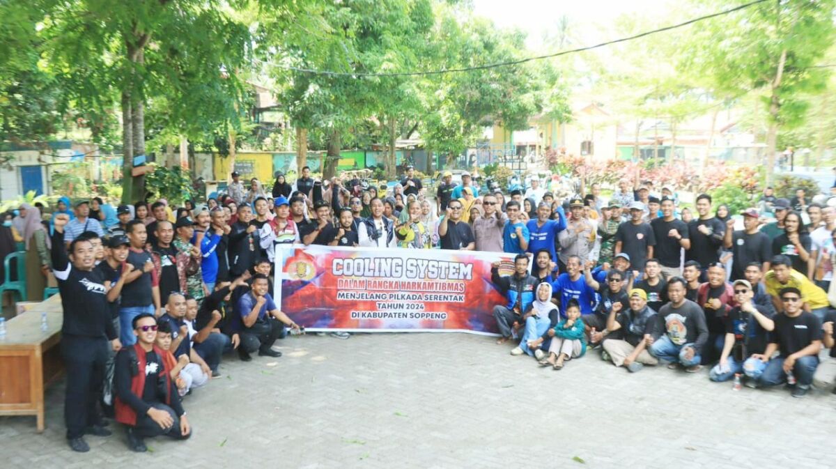TOURING -- Kapolres Soppeng  AKBP Dr H Muhammad Yusuf Usman bersama Komunitas Motor Vespa Soppeng dan warga foto bareng usai melaksanakan Touring  dalam rangka Bansos Cooling System pilkada damai 2024, Sabtu (26/10).
