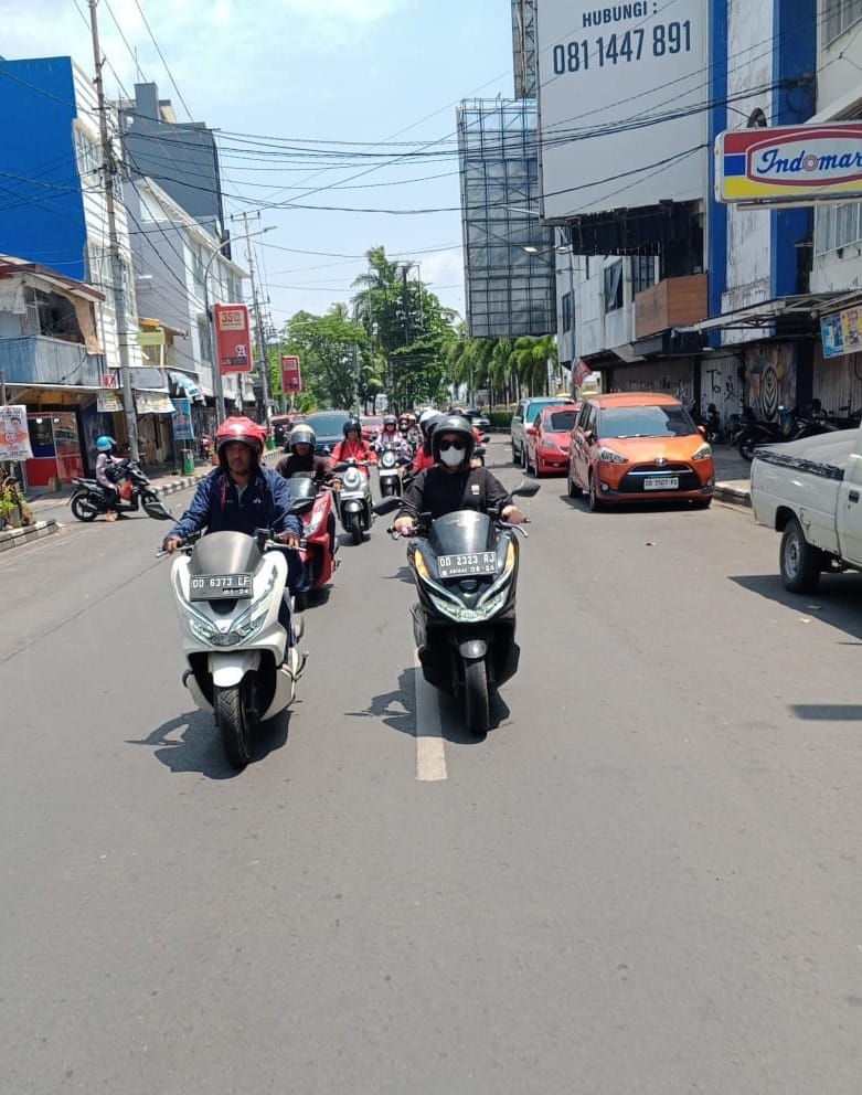 TOURING -- Para pengendra sepeda motor Honda dari berbagai komunitas melakukan city touring di dalam Kota Makassar. Mereka akan meramaikan Honda Bikers Regional Sulawesi di kawasan Pantai Akkarena Makassar, Sabtu hari ini (19/10).