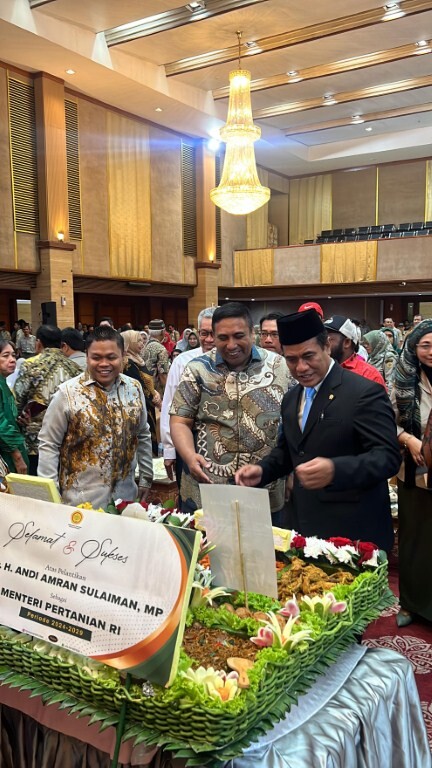 TUMPENG -- Menteri Pertanian, Amran Sulaiman, memberikan potongan tumpeng kepada Chaidir Syam, atas terpilihnya kembali sebagai menteri pertanian pada Kabinet Merah Putih.
