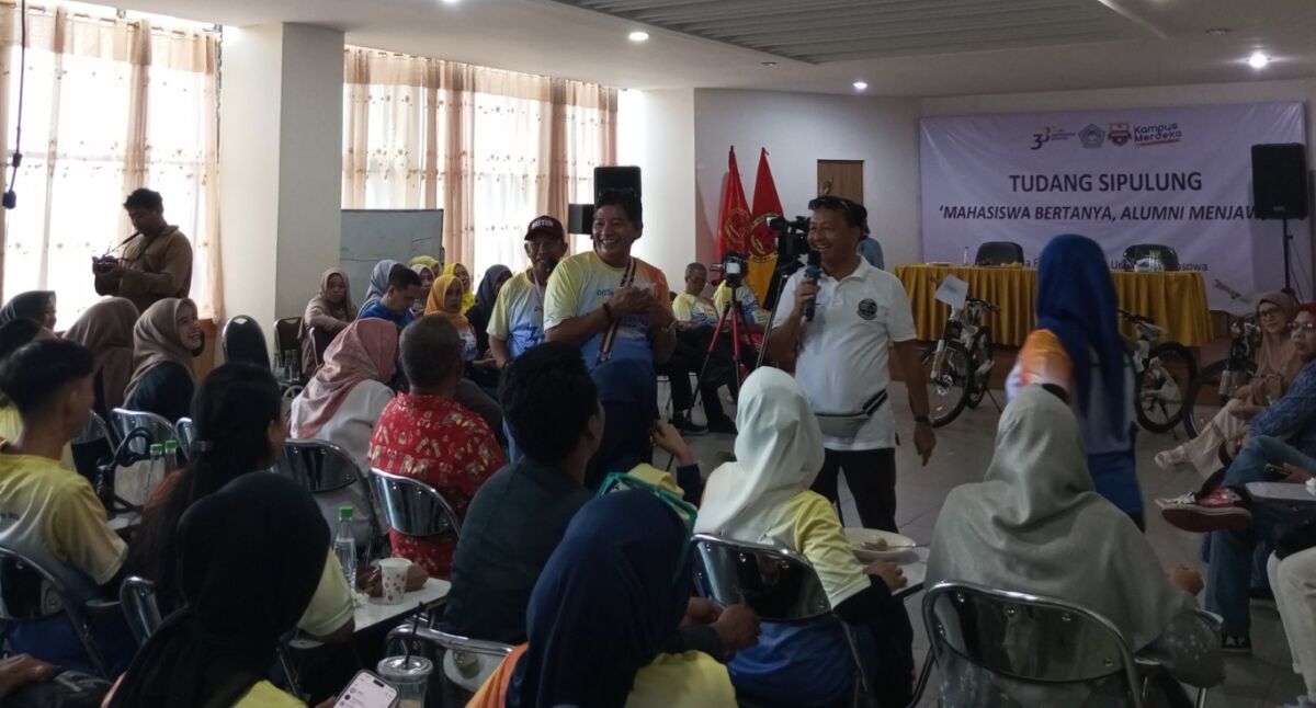 bkm/fajar
DIES NATALIS--Fakultas Hukum Unibos 45 menggelar dies natalis yang dirangkaikan dengan kegiatan temu alumni Fakultas Hukum lintas angkatan dengan mengangkat tema 'Mahasiswa Bertanya, Alumni Menjawab', Minggu, (27/10) di Aula Fakultas Hukum, Universitas Bosowa, lantai 5 yang dihadiri ratusan alumni dan mahasiswa.
