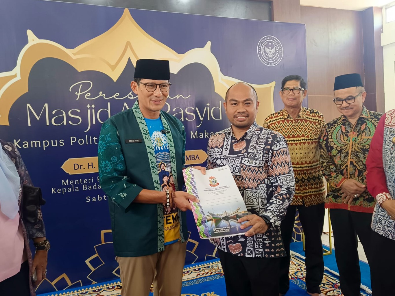 ist
DOKUMEN--Menparekraf Sandiaga Salahuddin Uno menerima dokumen yang menyajikan terkait potensi dan perjalanan Makassar untuk menuju Kota Gastronomi.Dokumen itu diserahkan oleh Kepala Dinas Pariwisata Kota Makassar, Muhammad Roem saat peresmian masjid di Kampus Politeknik Pariwisata Kota Makassar, Sabtu (12/10).
