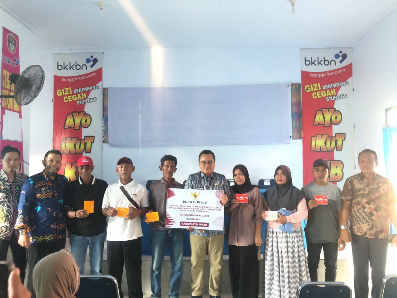 BANTUAN -- Pj Bupati Wajo Andi Bataralifu menyalurkan bantuan langsung tunai dana bagi hasil cukai hasil tembakau bagi petani tembakau di Kantor Kecamatan Sabbangparu, Aula KB, Kamis (3/10). 
