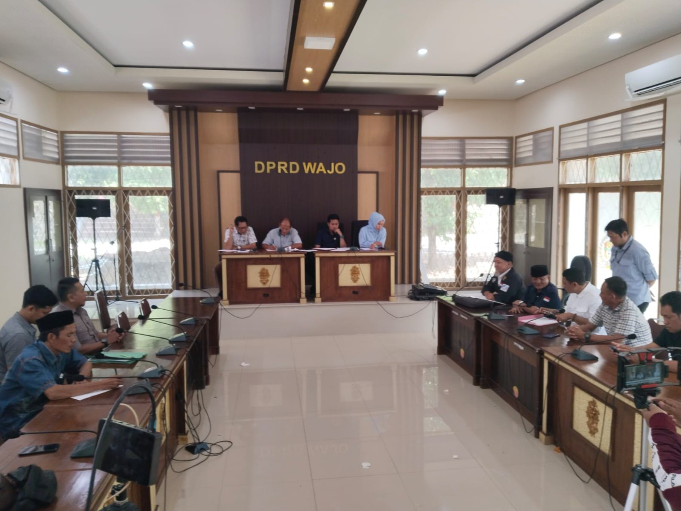 DATANGI DPRD --Gabungan Forum LSM dan Media Bersatu mendatangi gedung DPRD Wajo menyampaikan aspirasi terkait dugaan pembayaran dan sulitnya mengurus sertifikat tanah di Kantor Badan Pertanahan Nasional (BPN) Kabupaten Wajo, Jumat (18/10)
