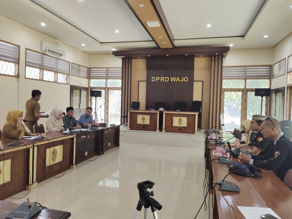 ASPIRASI -- DPRD Kabupaten Wajo menerima aspirasi dari Badan Khusus Waspamops LMR-RI Provinsi Sulsel terkait kondisi tiga desa di Kecamatan Maniangpajo, Kabupaten Wajo  yang sangat memprihatinkan akan sulitnya akses jaringan komunikasi dan internet, Senin (21/10).
