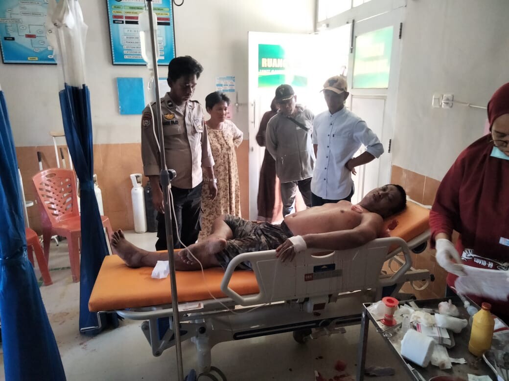 DIRAWAT -- Salah satu korban saat dirawat di Puskesmas Pitumpanua Kabupaten Wajo akibat luka tebas yang dialamimnya.  
