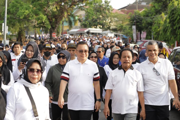 JALAN SEHAT -- Pemprov Sulsel menggelar jalan sehat serentak di 24 Kabupaten/Kota dalam pemecahan rekor MURI kategori Jalan Sehat Peserta terbanyak, dan salah satunya yang ikut menyukseskan adalah Kabupaten Wajo. 