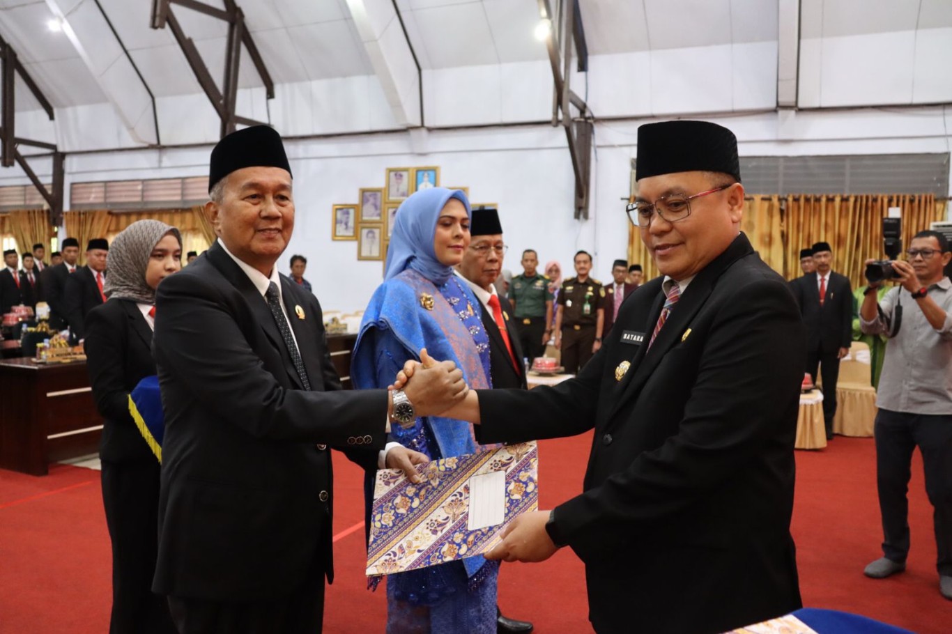 PELANTIKAN -- Pj Bupati Wajo, Andi Bataralifu menghadiri rapat paripurna DPRD Wajo dalam rangka pengucapan sumpah/janji pimpinan DPRD Kabupaten Wajo masa jabatan 2024-2029 di Ruang Rapat Paripurna Gedung DPRD Wajo, Rabu (16/10).
